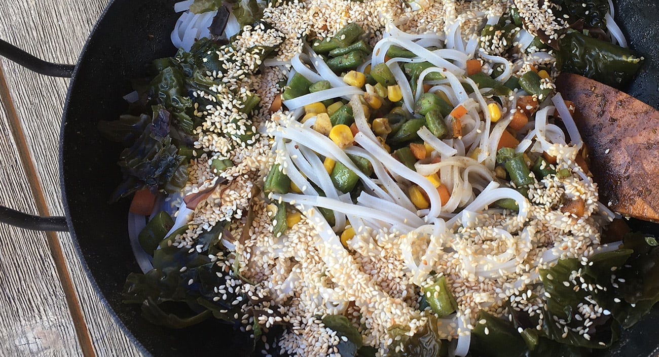 Meeresrauschen – Reisnudelpfanne mit Gemüse und Algen (vegan)