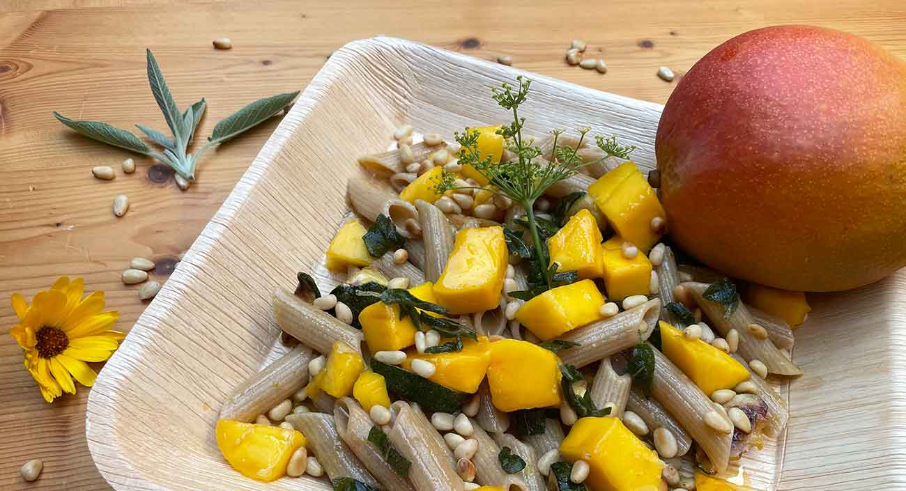 Sommerlicher Penne Salat Rezept mit Salbei und Mango