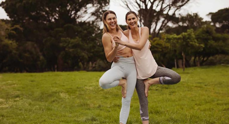zwei-Frauen-machen-Yoga-und-lachen