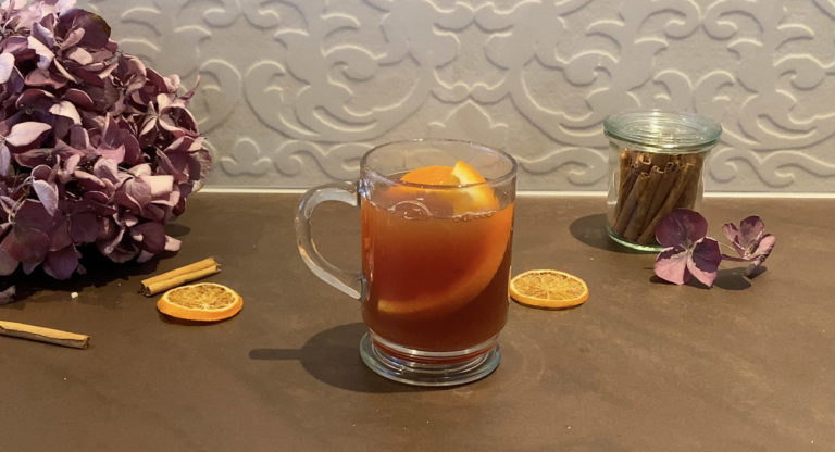 Roter Punch Mocktail